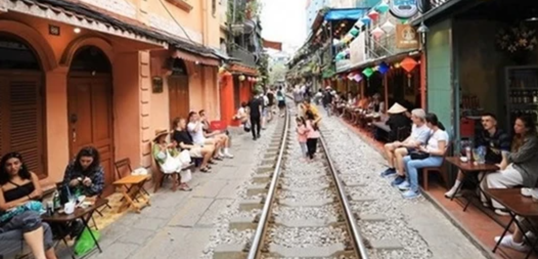 Hanoi Larang Tur Wisata di Jalur Kereta Api, Ancaman Nyawa Mengintai